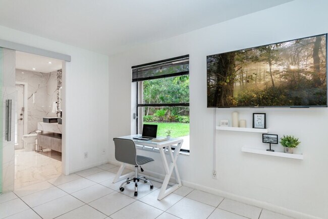 Building Photo - 830 SW 14th Ct