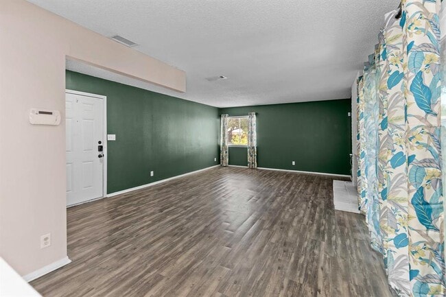 Building Photo - 9011 Quail Valley Dr