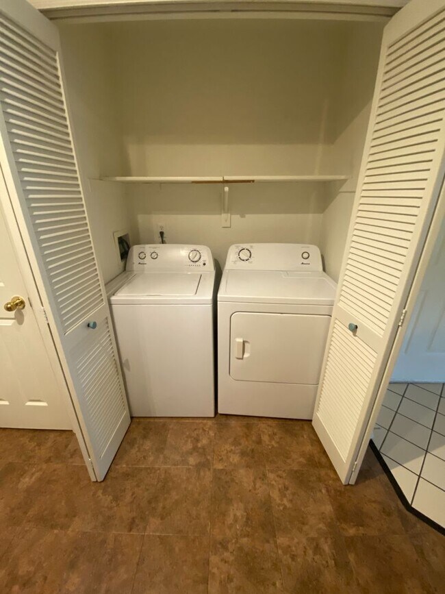 Building Photo - GREAT LOCATION 2 Bed 2 Bath Condo in Hunter's Ridge-Available May 5th