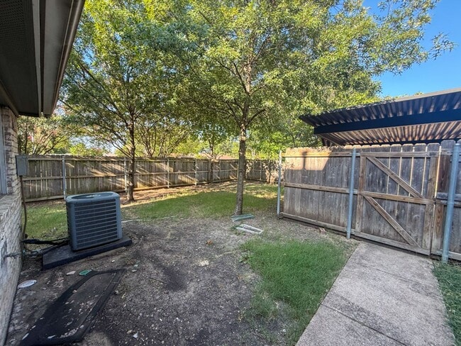 Building Photo - 612-614 Towne House Ln