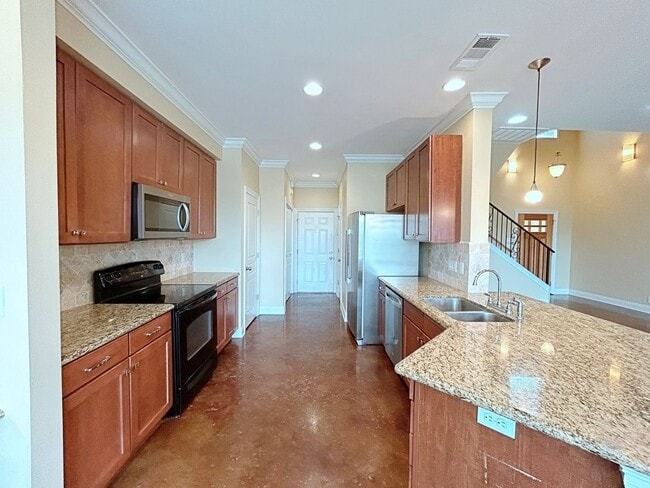Building Photo - 3 Bedroom Townhouse in Gated Community off...