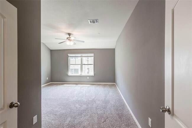 Building Photo - 1620 Bryant Dr
