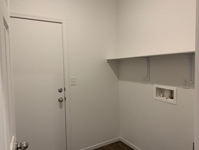 Building Photo - 4 bedroom Townhome