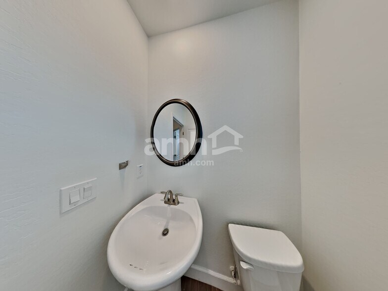 Building Photo - 647 W Hackamore Ave