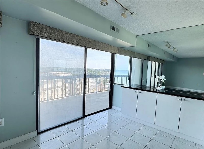 Building Photo - 2830 Shore Dr