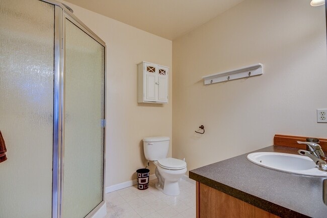 Building Photo - Spacious 2 Bedroom, 2.5 Bathroom Townhome ...