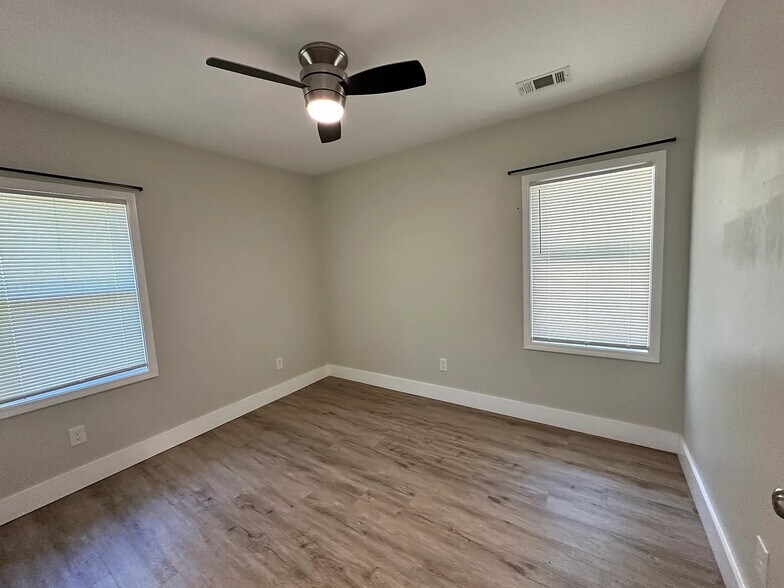 Building Photo - Room in House on Ridgeland Dr