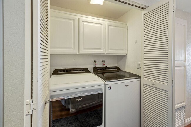 Building Photo - Single Level Condo on the Bay