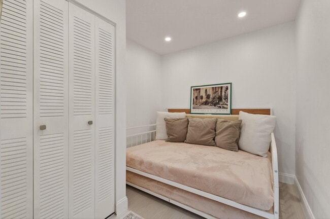 Building Photo - 301 S Seas Dr