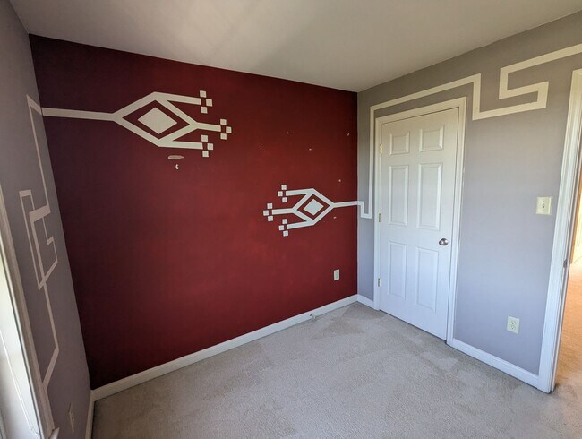 Building Photo - 3 Level End Unit townhouse available mid O...