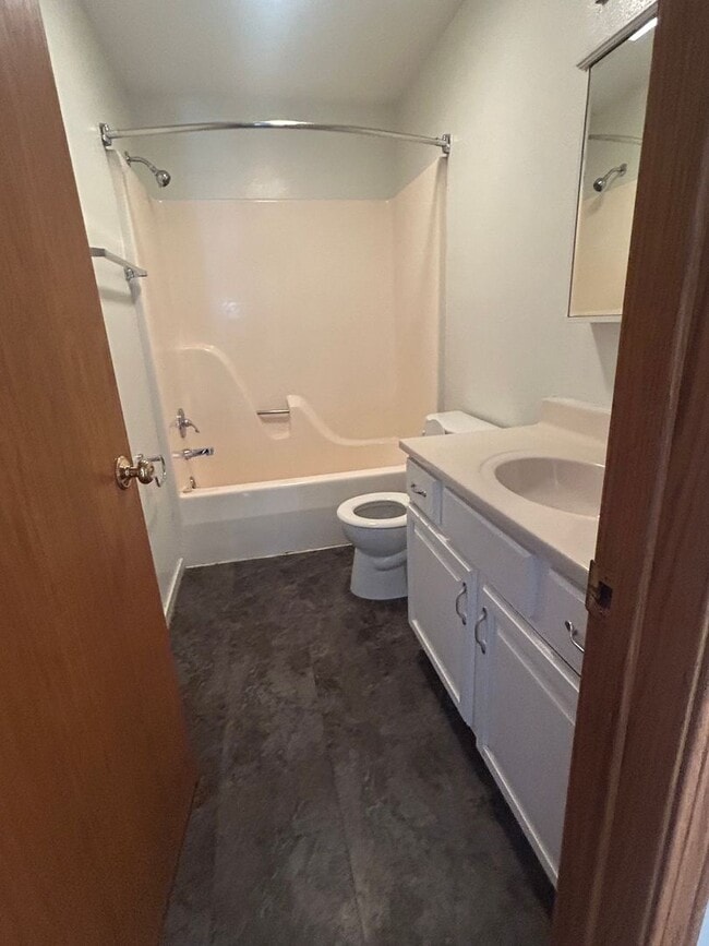 Building Photo - Spacious, corner lot 3-bedroom, 2-bath duplex in Iowa City