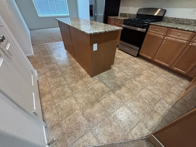 Building Photo - GUARD GATED 3 BED 2.5 BATH 2 CAR GARAGE TO...