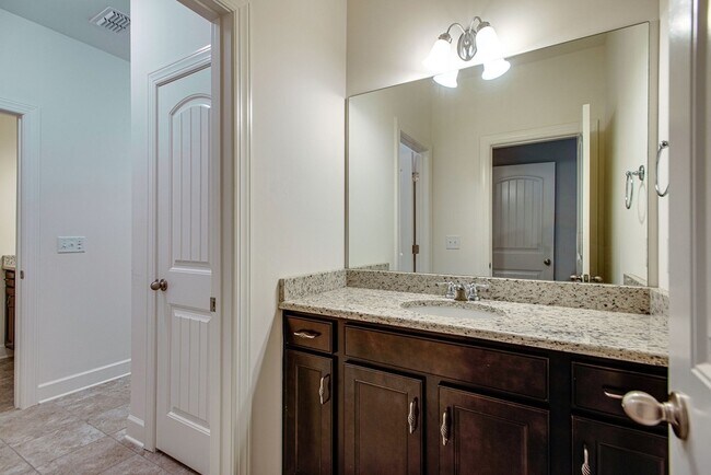 Building Photo - 9810 Glenmore Ln