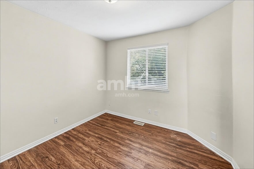 Building Photo - 860 Country Club Dr
