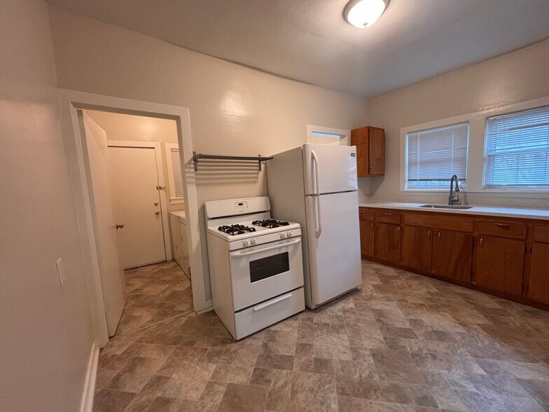 Building Photo - 1118 12th St