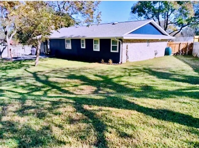 Building Photo - *** Near Domain * Stunning 4 Bedroom House...