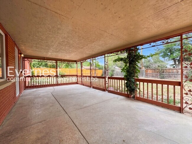 Building Photo - 3 Bed/2 Bath Home with Garage & Fenced Yard / Available Now!