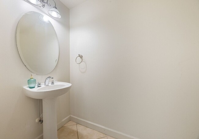 Building Photo - New Rental!