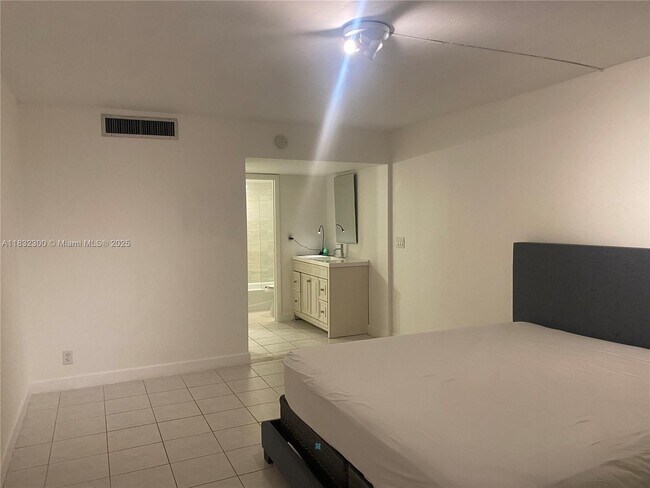 Building Photo - 3101 N Country Club Dr