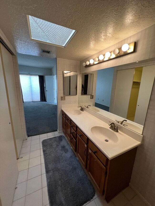Building Photo - Attractive 3 Bed. 2 Ba. Townhome at Columbus & Ft. Lowell