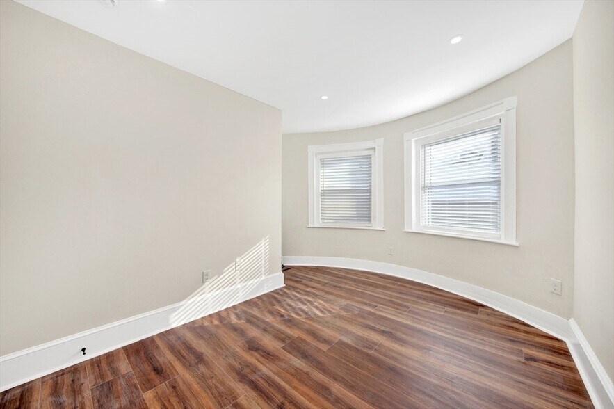 Building Photo - 105 School St