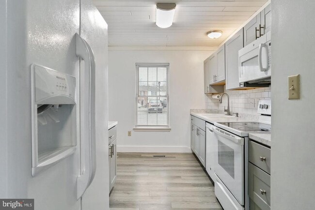 Building Photo - 302 Freeton Ct