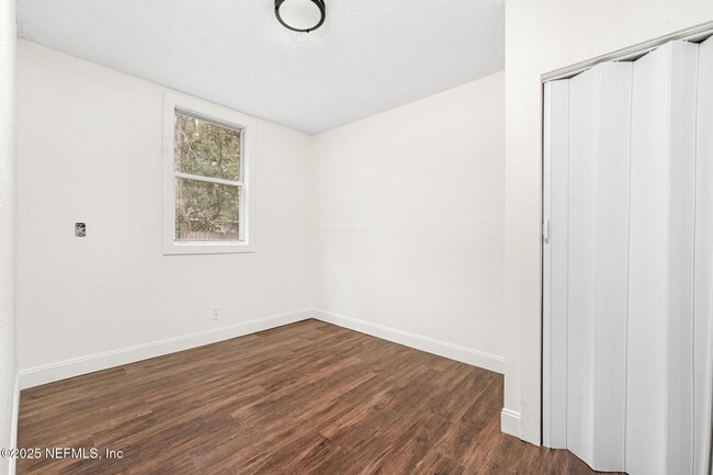 Building Photo - 1035 Odessa Dr E