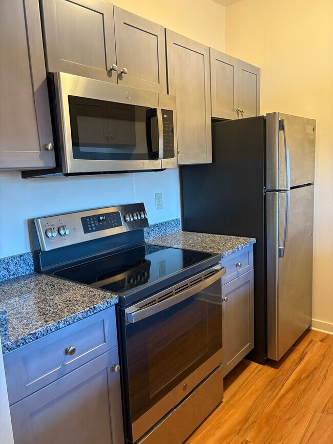 Building Photo - Updated 1-BEDROOM LOCATED DOWNTOWN