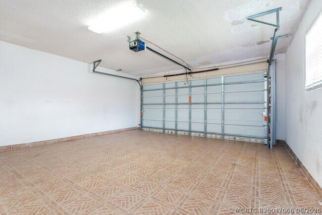 Building Photo - 547 Indigo Ave