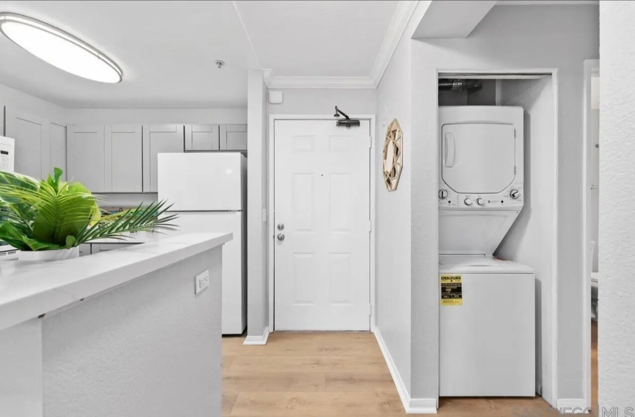 Building Photo - 8889 Caminito Plaza Centro