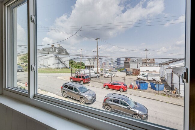 Building Photo - AVAILABLE July 2026 - Huge 5 Bedroom, 2 Bath Home in South Side Slopes w/ Garage Attached!