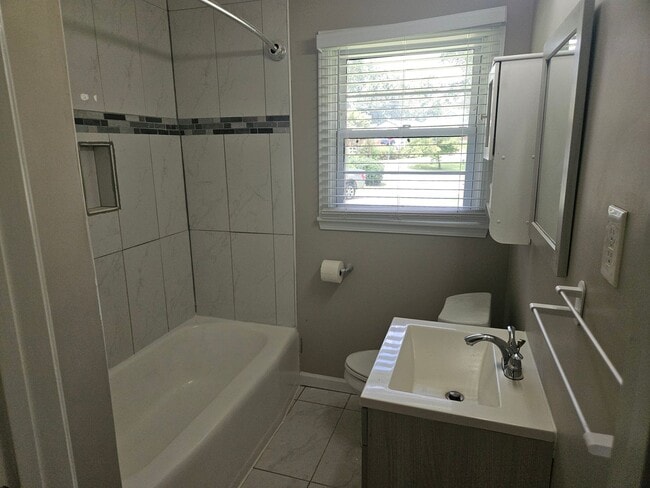 Building Photo - Renovated Marietta Brick Bungalow for Lease