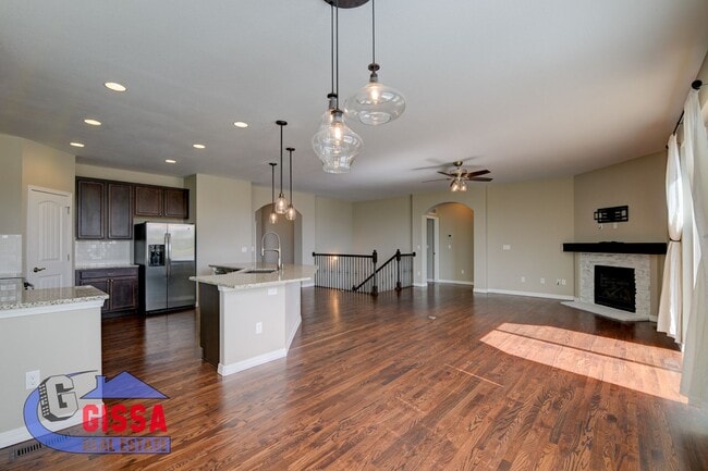 Building Photo - Beautiful home with 5 bedrooms, 4 bathroom...