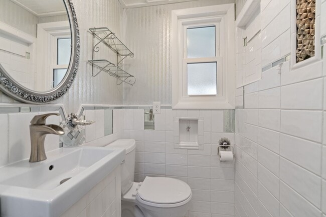 Building Photo - Newly Renovated 3Bd/1.5 Bath Home -- Avail...
