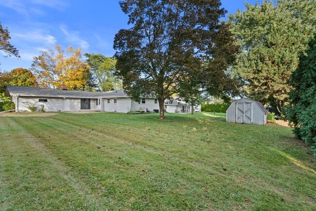 Building Photo - 2311 W Oakwood Rd