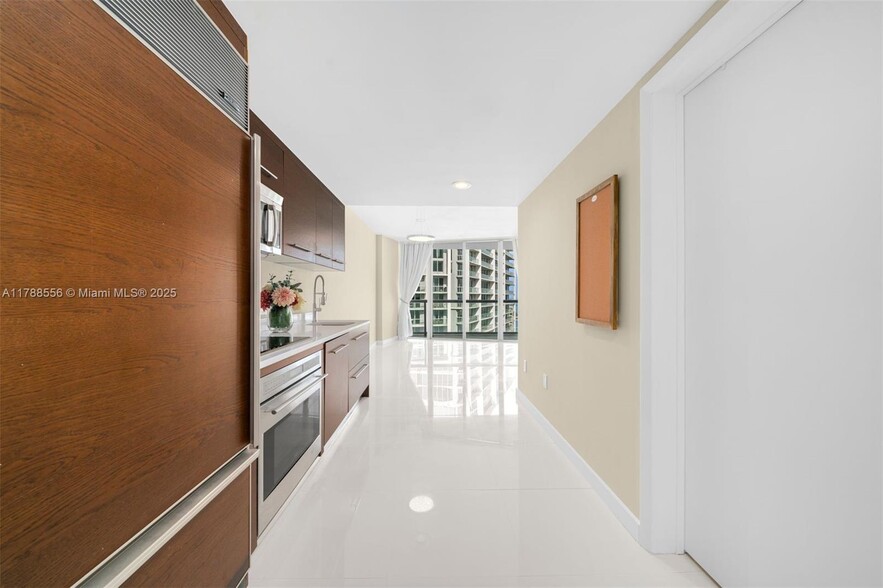 Building Photo - 495 Brickell Ave