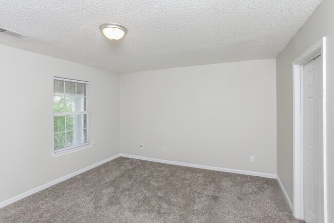 Building Photo - 2162 Oak St