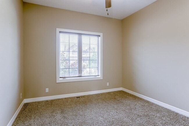 Building Photo - Beautiful 4 Bedroom In Shadow Lake!!