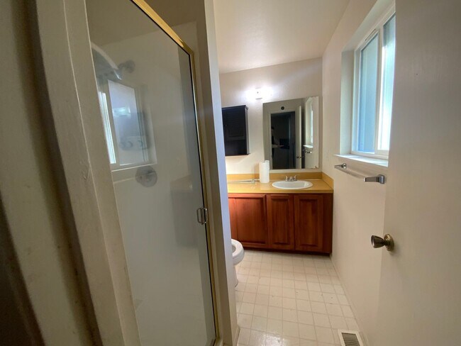 Building Photo - Spacious 4-bedroom Home in Lakewood!
