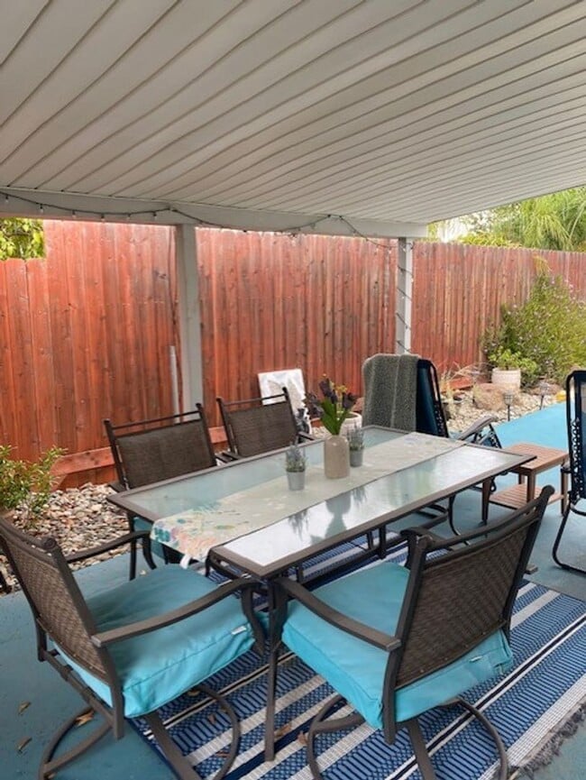 Building Photo - Beautiful Home w/ Pool - Country Oaks Subdivision