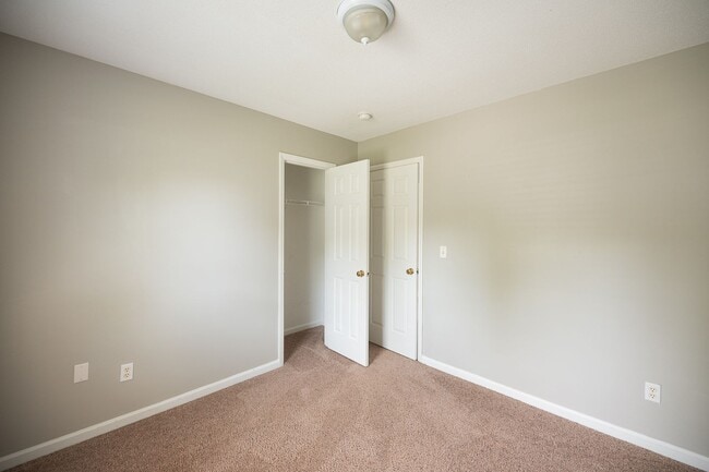 Building Photo - Charming 3 bedroom 2 bath ranch style home in Greensboro with covered front porch!