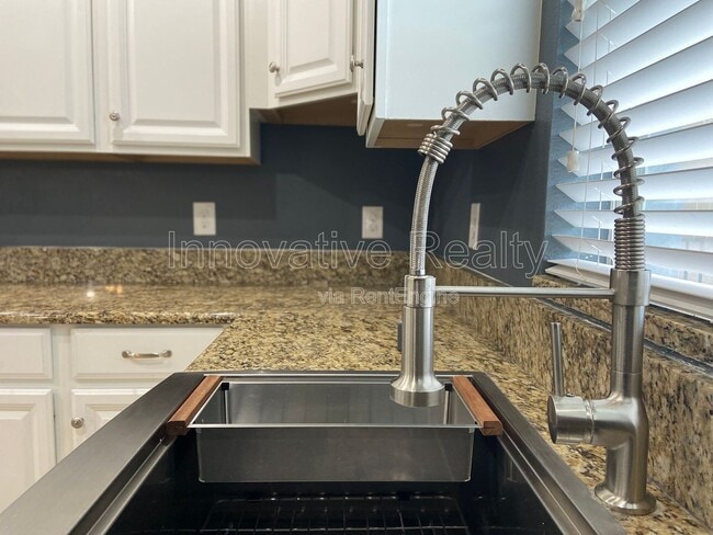 Building Photo - 1913 Thetford Cir