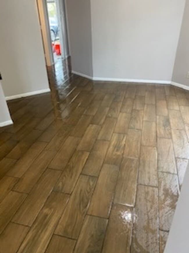 Building Photo - Large 3 bed 2 bath duplex