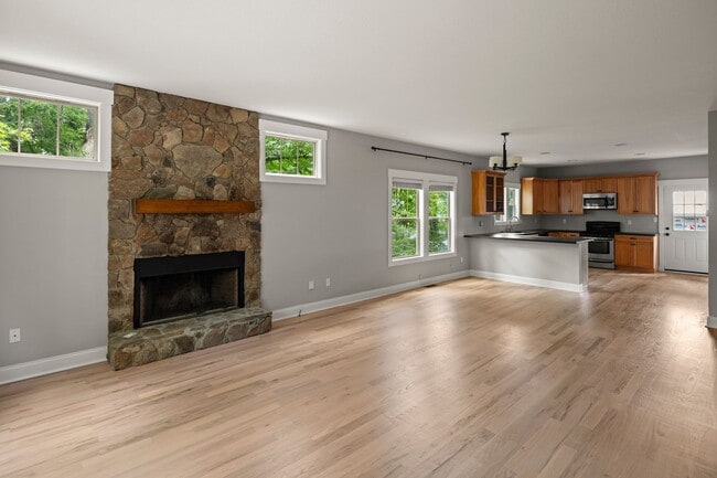 Building Photo - Beautiful Beaverdam Home