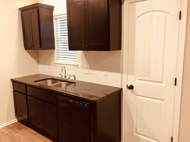 Building Photo - 3 bed 2 bath with 2 car garage duplex for rent in Edmond near Broadway and 2nd Street!