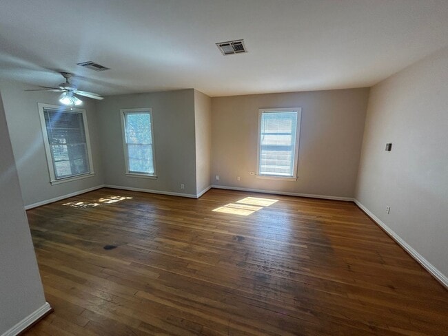 Building Photo - Perfect Size South Waco Home