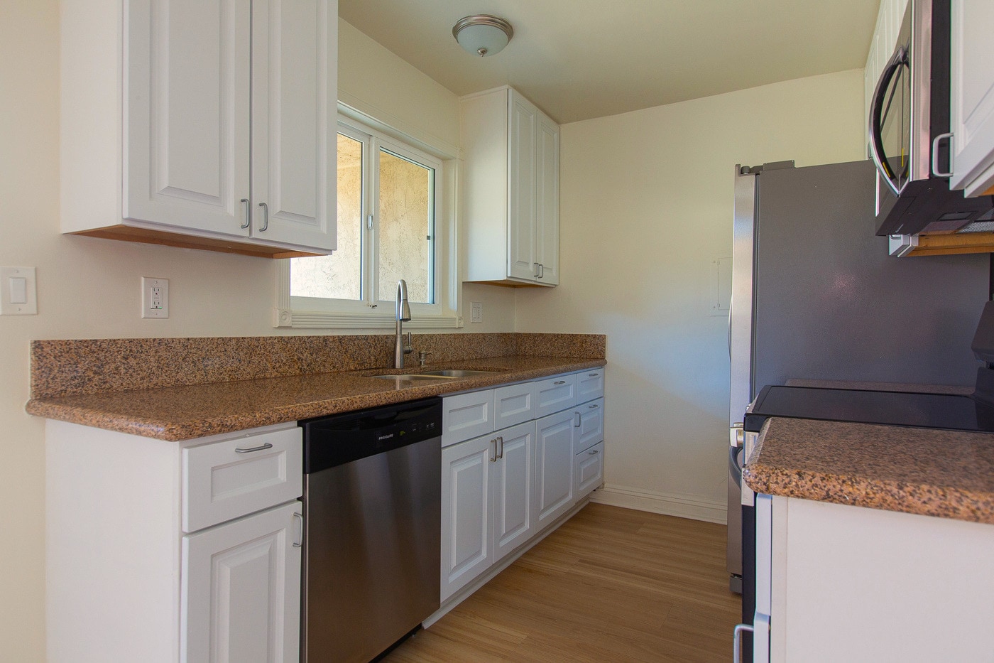 Kitchen - 2320 Clark Ln