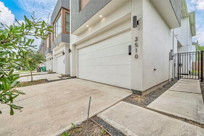 Building Photo - 3510 Hadley St