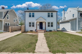 Building Photo - Enchanting 3 Bedroom 1 Bathroom Home Locat...