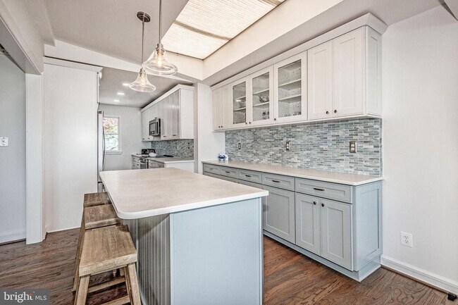 Building Photo - Home in Bay Ridge with beautiful views of the Chesapeake Bay!